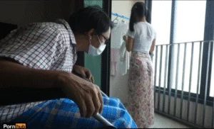 အဘိုးကြီး ဘဘ နဲ့  မြမြ အဲ့မှာစတွေ့